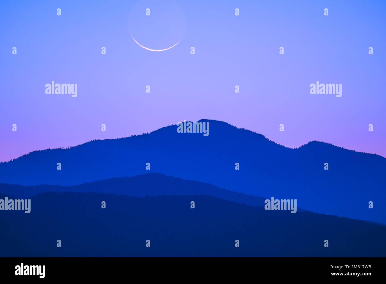 La nouvelle lune s'élève au-dessus des Smoky Mountains près de Townsend, Tennessee Banque D'Images