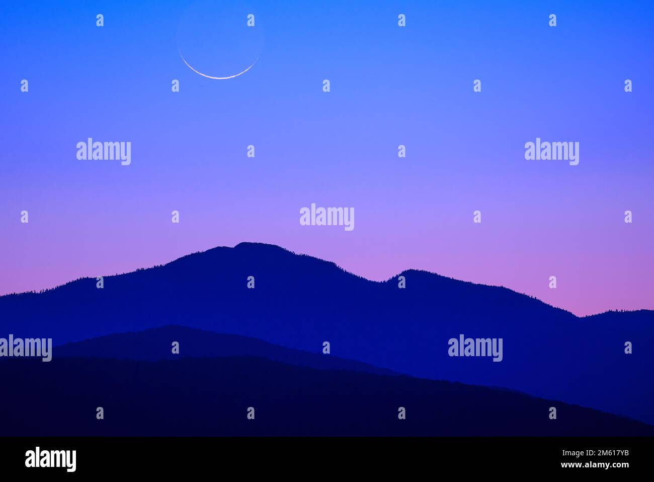 La nouvelle lune s'élève au-dessus des Smoky Mountains près de Townsend, Tennessee Banque D'Images