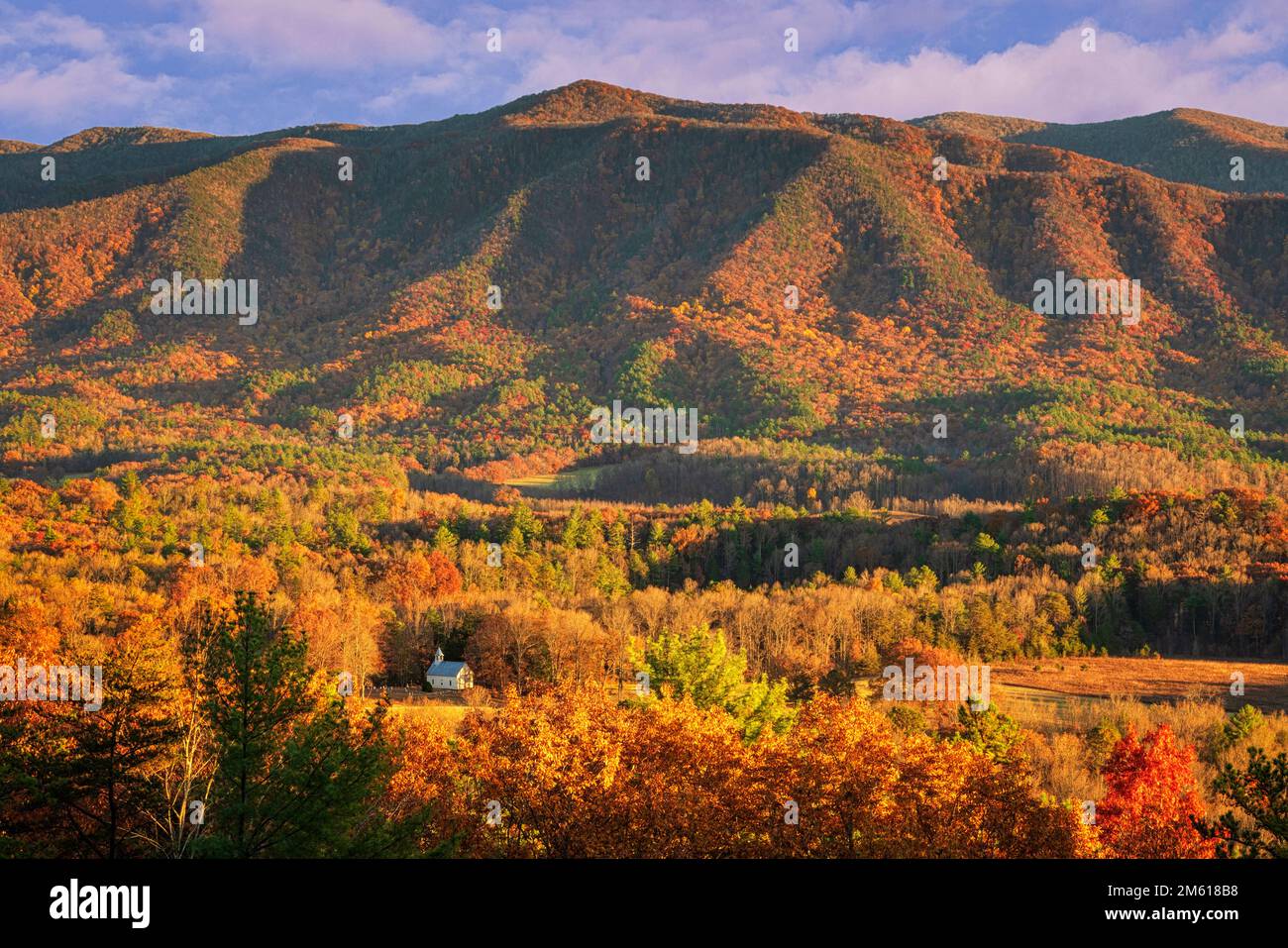 Vue d'automne de l'église méthodiste dans la section de Cades Cove du parc national de Great Smoky Mountain, dans le Tennessee Banque D'Images