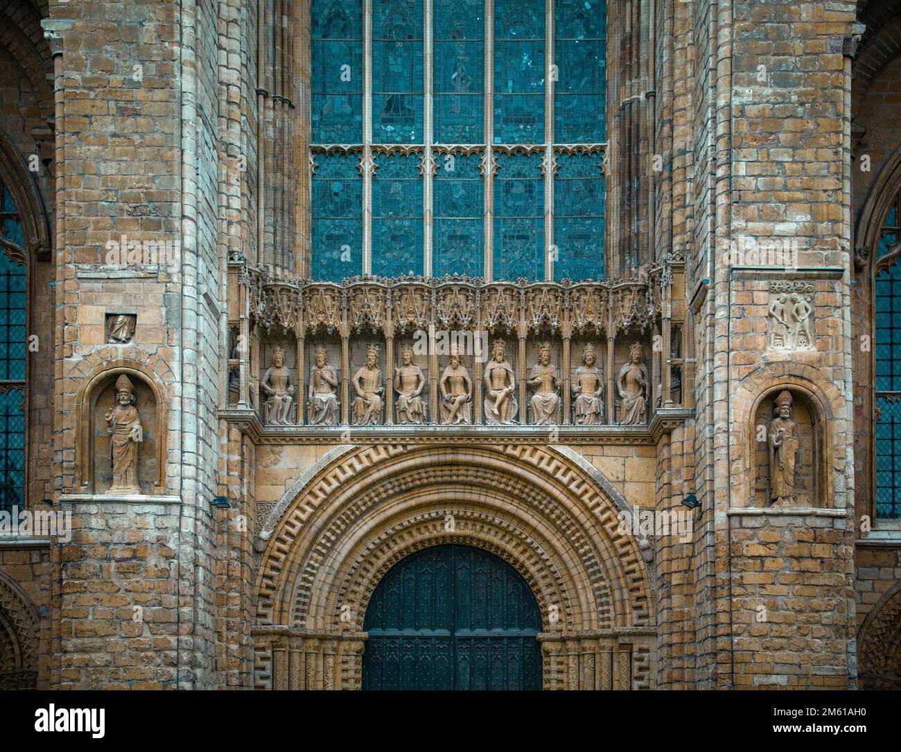 Détails des motifs, sculptures et statues complexes du West Front of Lincoln Cathedral. Banque D'Images