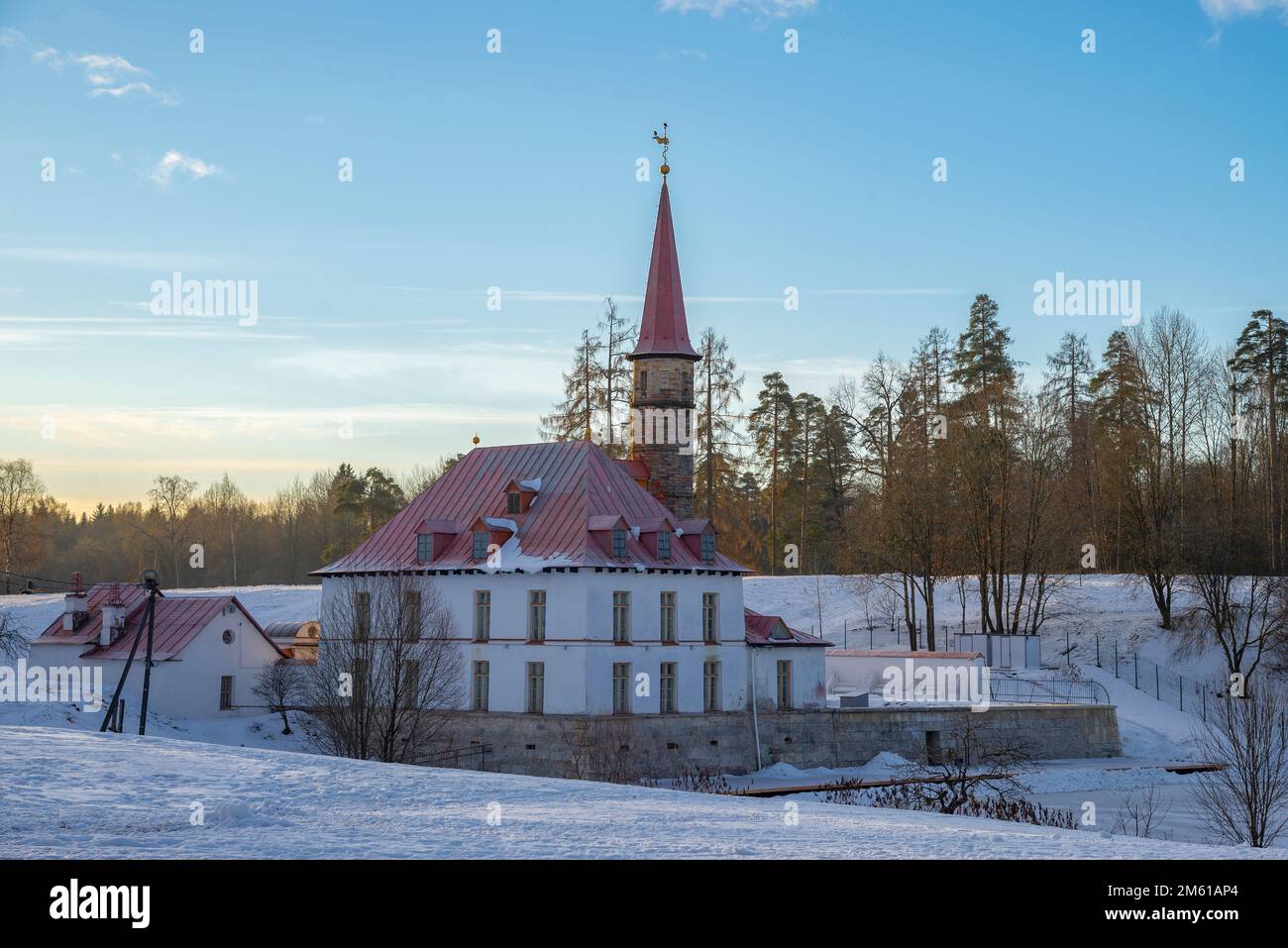Palais du Prieuré en soirée d'hiver. Gatchina, Russie Banque D'Images