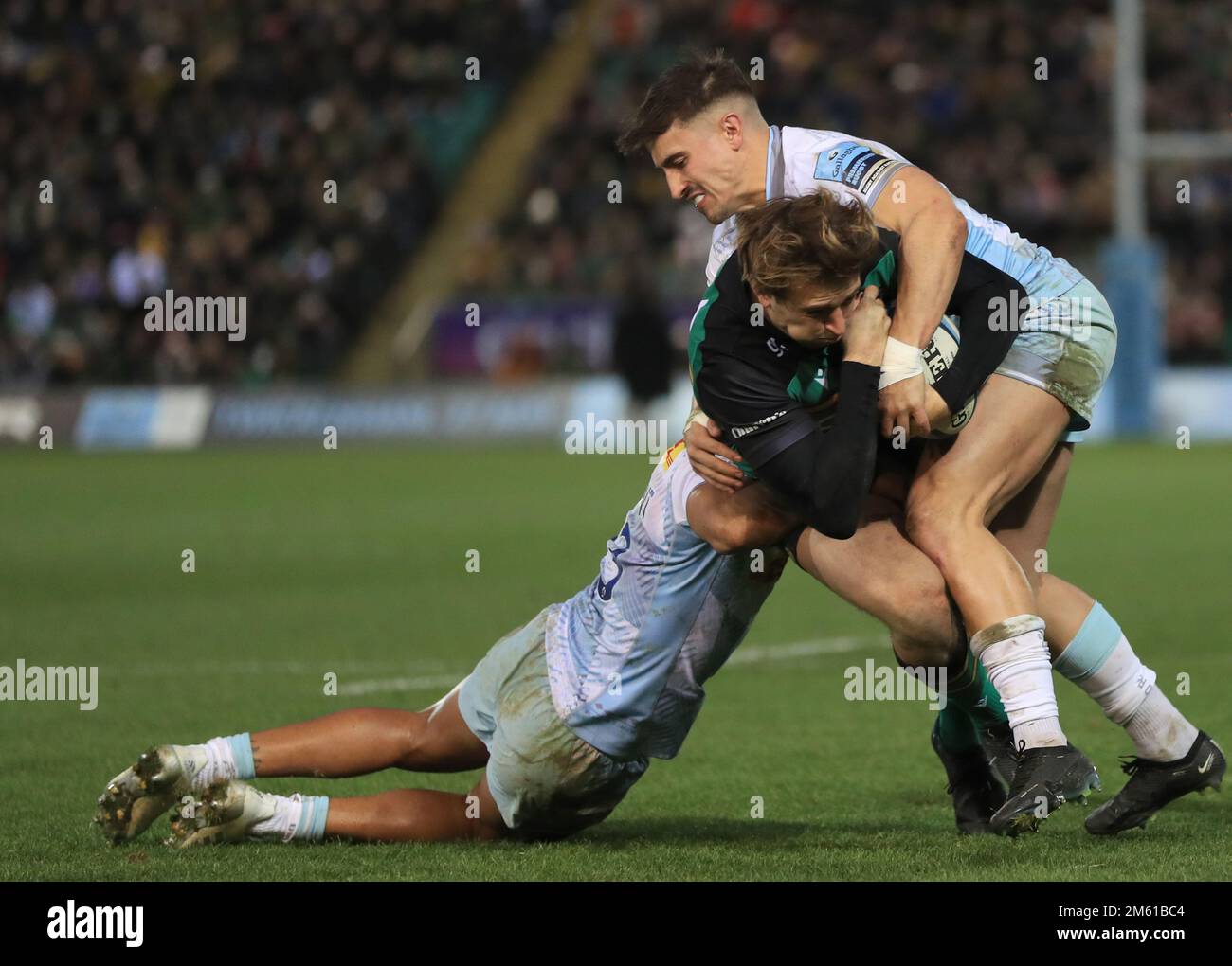 James Ramm de Northampton Saints (au centre) lutte pour le ballon avec Caden Murley de Harlequins (à droite) pendant le match Gallagher Premiership au Cinch Stadium de Franklin's Gardens, Northampton. Date de la photo: Dimanche 1 janvier 2023. Banque D'Images