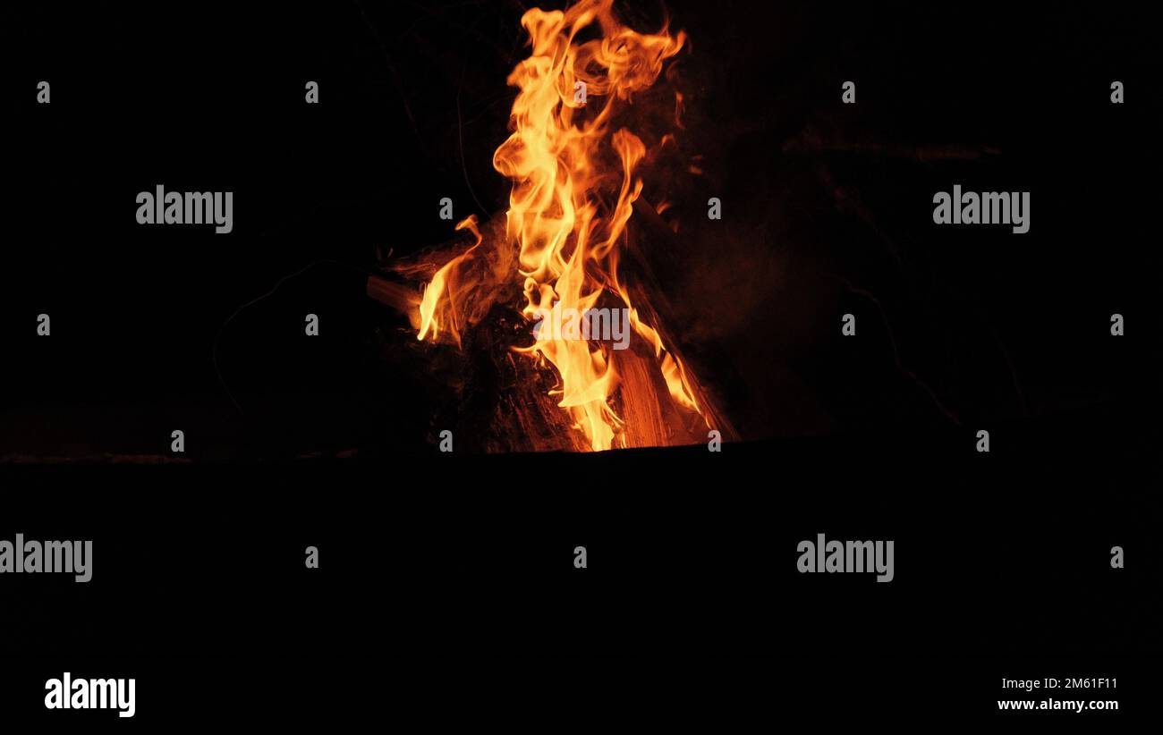Feu de camp sur neige la nuit Banque D'Images