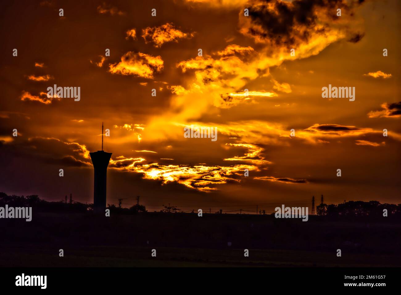 Fresnay l'eveque, France. 24th octobre 2022. Coucher de soleil sur le château d'eau de 24 octobre 2022 à Fresnay l'eveque, France. Banque D'Images