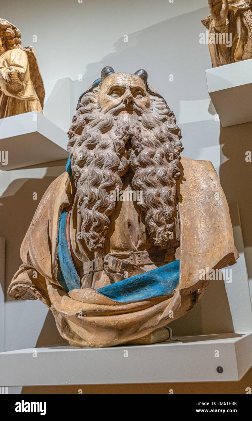 Un vieil homme s'est installé à l'intérieur du Musée des Beaux-Arts de Dijon Banque D'Images