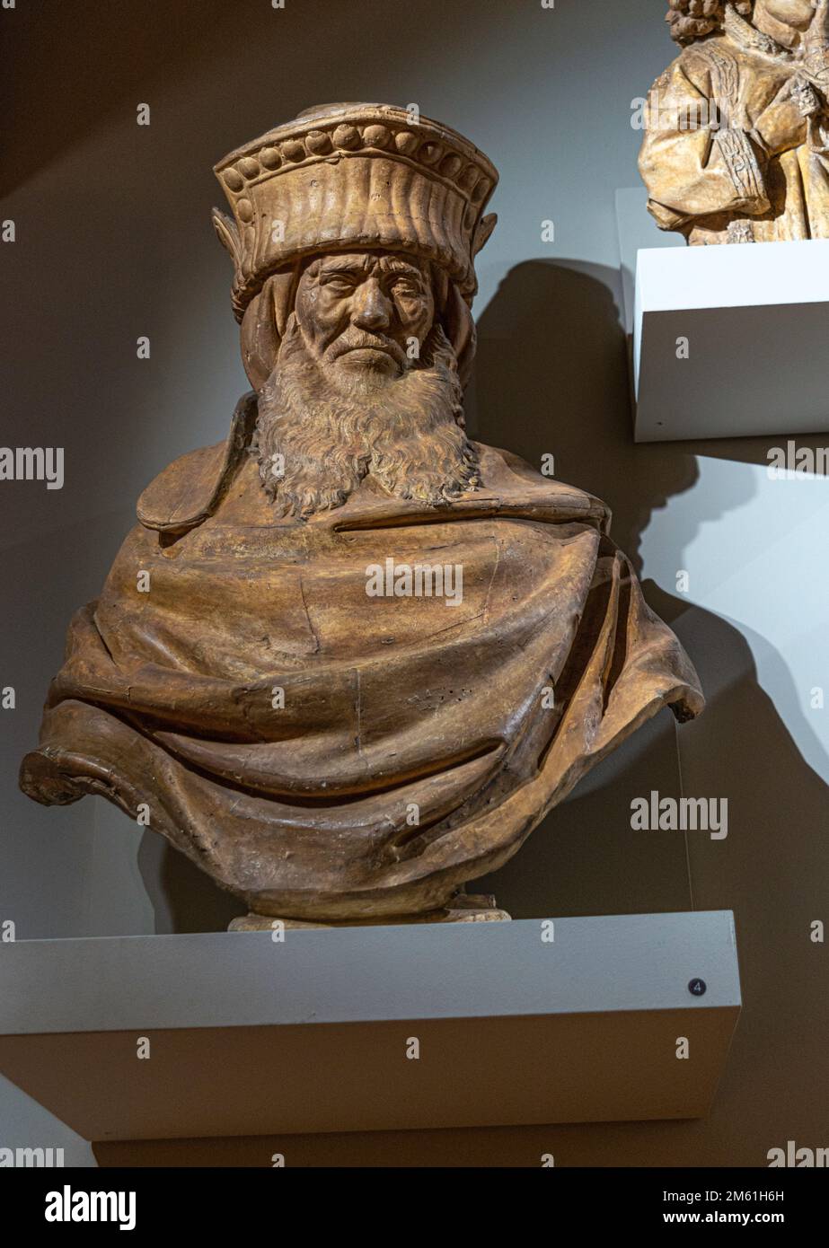 Un vieil homme s'est installé à l'intérieur du Musée des Beaux-Arts de Dijon Banque D'Images