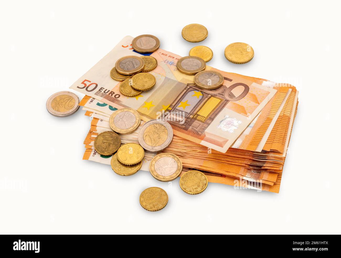 Billets de cinquante euros empilés avec différents types de pièces en euros isolées sur blanc avec un chemin de coupure Banque D'Images
