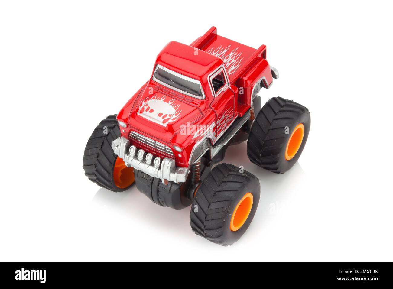 jouet pour gros camion couleur rouge isolé sur fond blanc. Banque D'Images