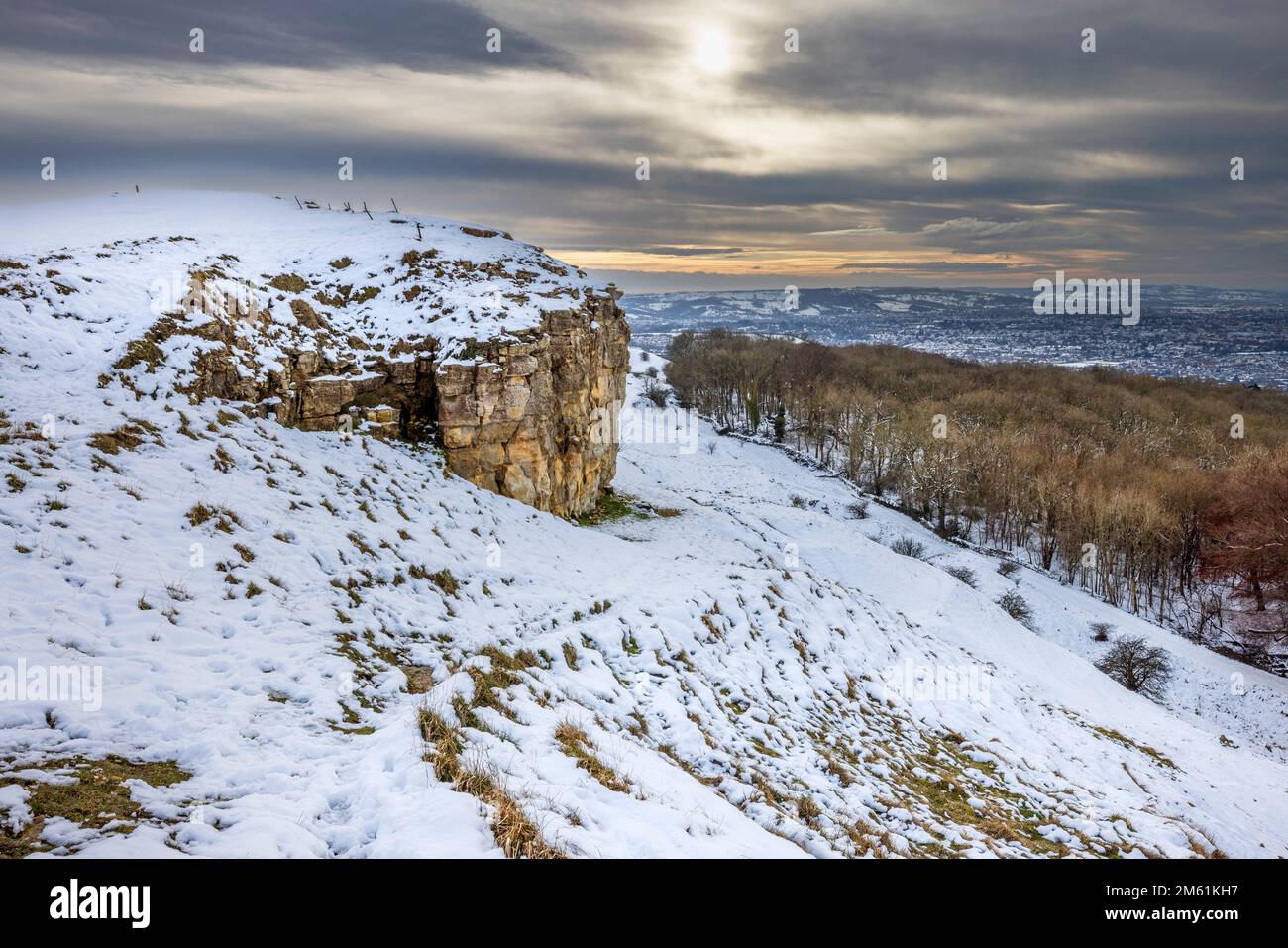 Castle Rock dans la neige d'hiver sur Cleeve Hill, Cheltenham Spa, Gloucestershire, Angleterre Banque D'Images