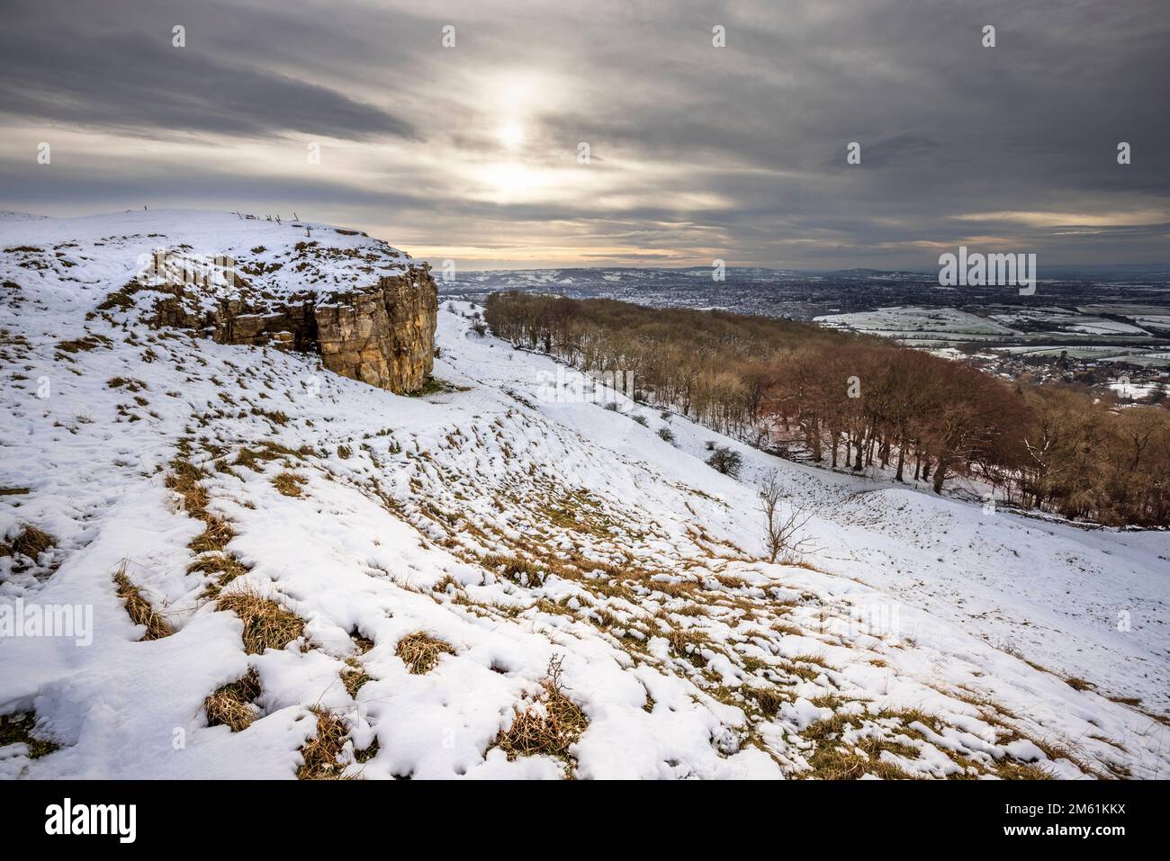 Castle Rock dans la neige d'hiver sur Cleeve Hill, Cheltenham Spa, Gloucestershire, Angleterre Banque D'Images