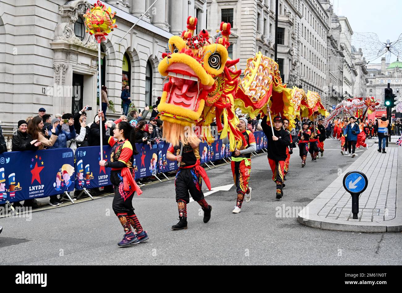 Londres, Royaume-Uni. 01st janvier 2023. Londres, Royaume-Uni. Danseurs de dragon. Association chinoise de Londres. La foule est revenue voir la parade du nouvel an à Londres après une pause causée par la pandémie de covid. Les artistes du monde entier sont retournés dans les rues du West End pour la première fois depuis 2020. Crédit : michael melia/Alay Live News Banque D'Images