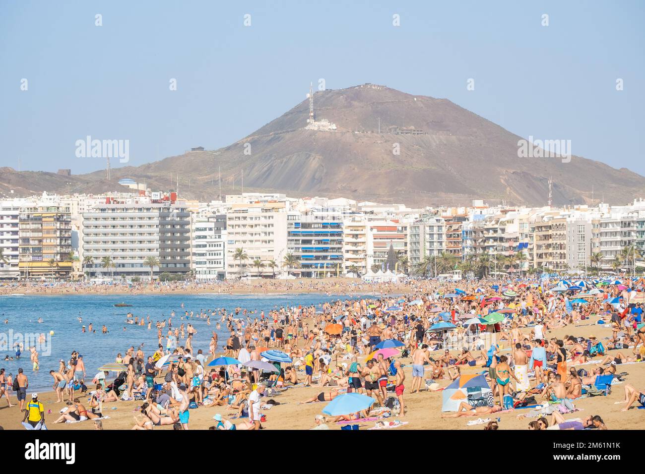 Las Palmas, Gran Canaria, îles Canaries, Espagne. 1st janvier 2023.  Touristes, beaucoup du Royaume-Uni, se prélassant dans le soleil du nouvel  an glorieux sur une plage de la ville emballée à Las