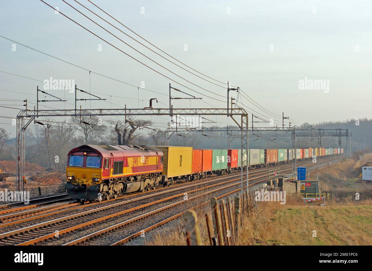 Une locomotive diesel de classe 66 du EWS numéro 66175 qui travaille un intermodal à Old Linslade sur la ligne principale de la côte ouest. 24th janvier 2006. Banque D'Images