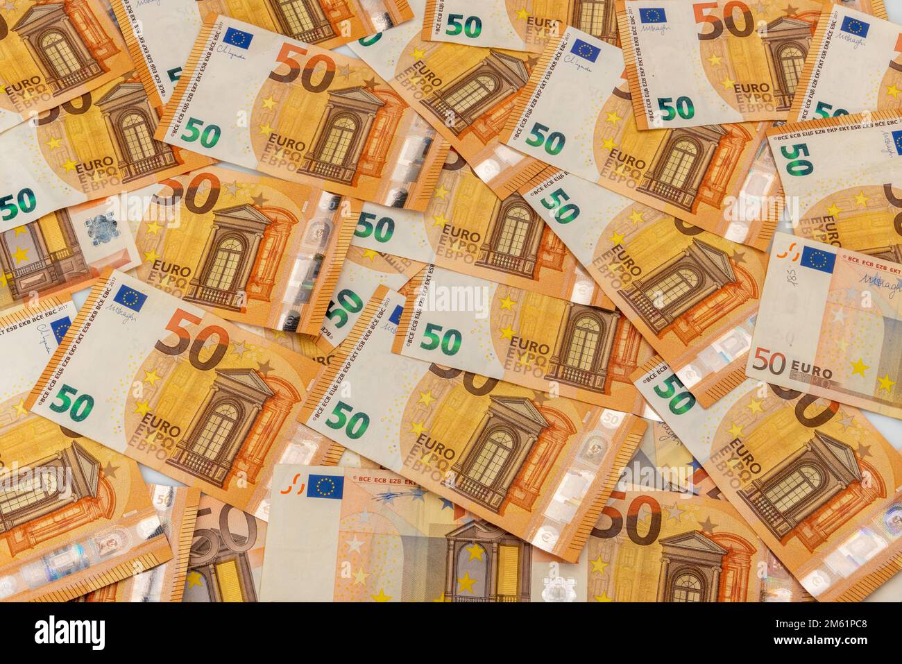 Cinquante billets en euros dispersés sur tout le cadre comme arrière-plan, concept financier et textures de motifs Banque D'Images