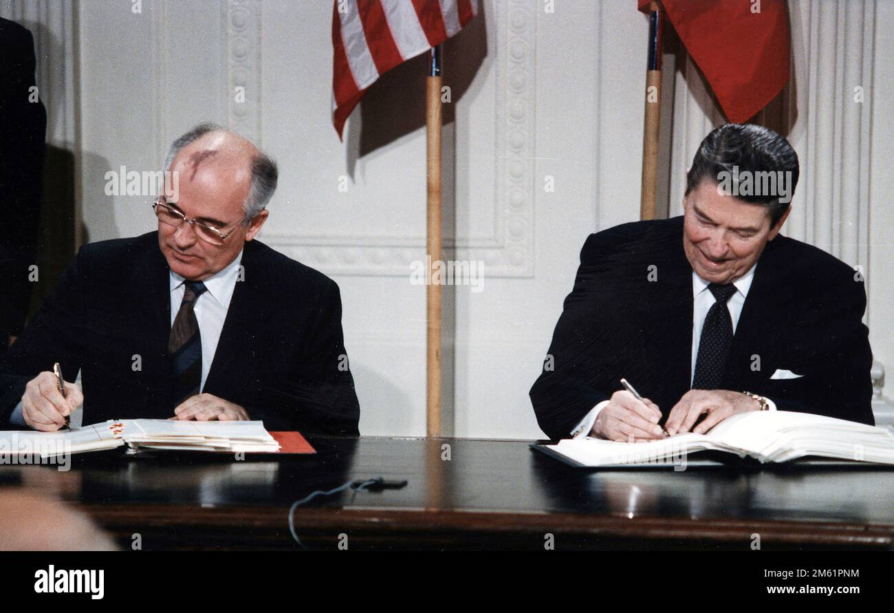 ÉTATS-UNIS Le président Ronald Reagan et le secrétaire général soviétique Mikhaïl Gorbatchev signent le Traité INF dans la salle est à la Maison Blanche en 1987. Le Traité sur les forces nucléaires à portée intermédiaire (INF) est un accord conclu en 1987 entre les États-Unis et l'Union soviétique. Le traité a éliminé les missiles balistiques nucléaires et conventionnels lancés au sol et les missiles de croisière à portée intermédiaire. Photo de la Maison Blanche. Banque D'Images