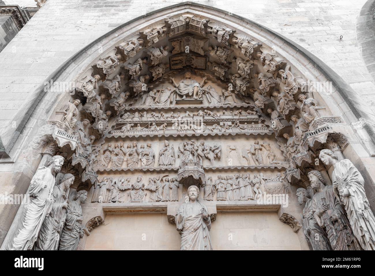 Les statues de la cathédrale de Reims ou de Reims de notre-Dame datant du 13th siècle, fortement endommagées pendant la première Guerre mondiale mais admirablement restaurées, sont l'une des Mo Banque D'Images