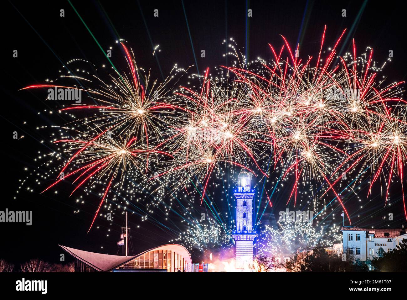 01 janvier 2023, Mecklembourg-Poméranie occidentale, Warnemünde : la tour Warnemünde lumière avec un spectacle spectaculaire de lasers, lumières, feux d'artifice et musique live au phare dans la station balnéaire de Warnemünde en mer Baltique. Photo: Frank Hormann/dpa-Zentralbild/dpa Banque D'Images