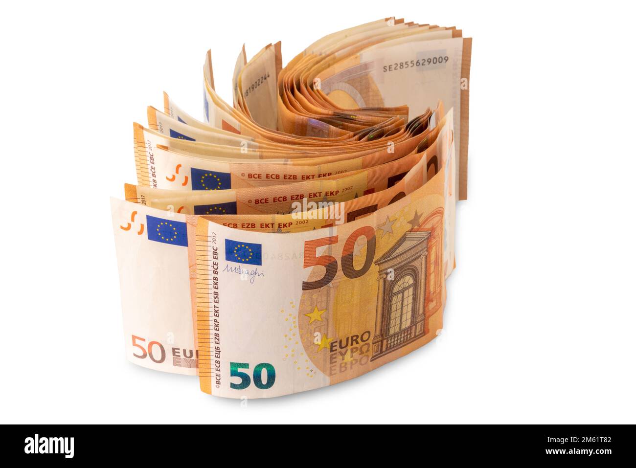 Plusieurs cinquante billets en euros se déroulant isolés sur blanc avec un chemin de coupure Banque D'Images