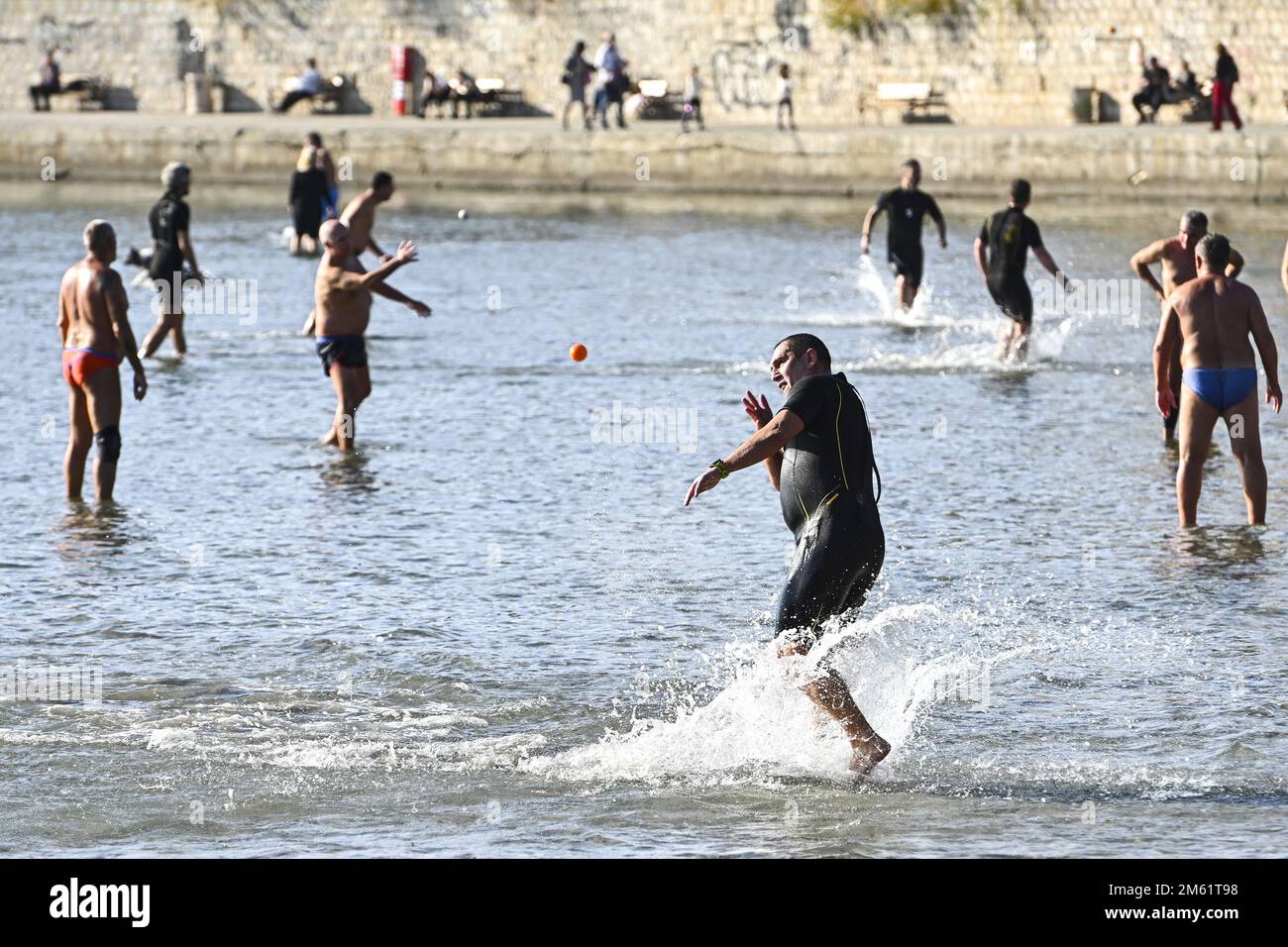 Le peuple de Split a utilisé le premier jour ensoleillé du nouvel an pour un picigin sur la plage de Bacvice à Split, Croatie sur 1 janvier 2023. Picigin est un jeu de balle traditionnel de Split qui se joue sur la plage. Il s'agit d'un sport amateur joué dans l'eau peu profonde, consistant en des joueurs qui gardent une petite balle de toucher l'eau. Banque D'Images
