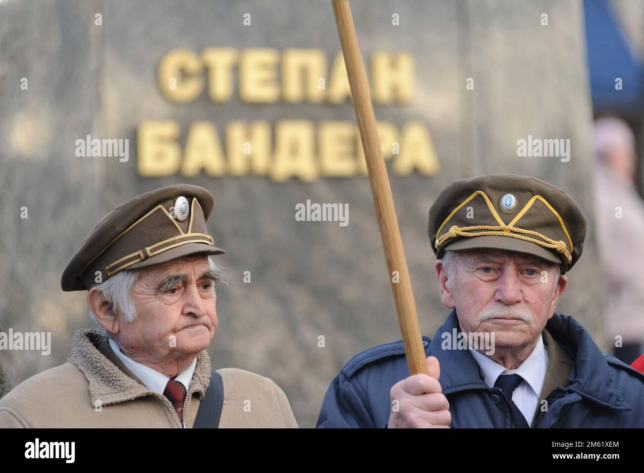 Lviv, Ukraine. 01st janvier 2023. Des hommes portant des uniformes de l'armée insurrectionnelle ukrainienne sont rassemblés au monument du dirigeant de l'Organisation des nationalistes ukrainiens (OUN) Stepan Bandera lors de la célébration de son anniversaire de 114th, dans le cadre de l'invasion russe de l'Ukraine. (Photo de Mykola TYS/SOPA Images/Sipa USA) crédit: SIPA USA/Alay Live News Banque D'Images