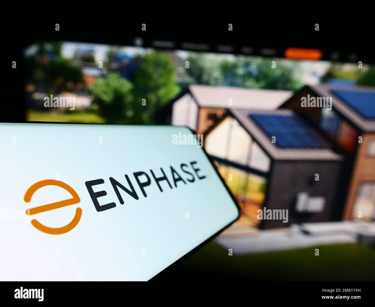 Smartphone avec le logo de la société américaine Enphase Energy Inc. Sur l'écran en face du site Web d'affaires. Mise au point à gauche de l'écran du téléphone. Banque D'Images