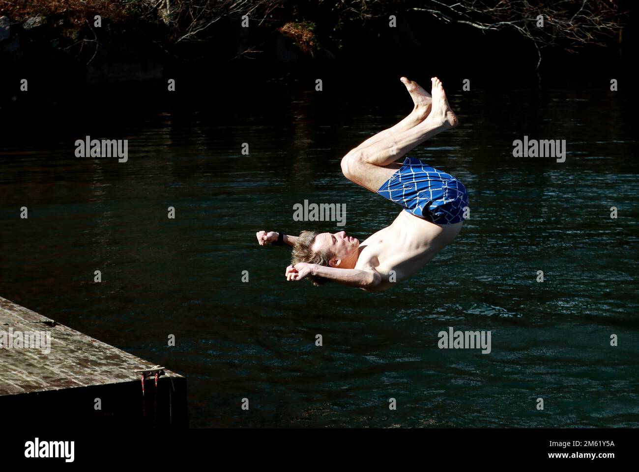 Wendell, Caroline du Nord, États-Unis. 1st janvier 2023. Des douzaines ont participé à la sixième plongée polaire annuelle du jour de l'an au parc Mystery Lake Scuba Park à Wendell, en Caroline du Nord, avec tous les revenus allant à la Caroline du Nord Les mères contre la conduite en état d'ivresse (MADD). Le lac Mystery de 50 degrés est une carrière de 105 pieds de profondeur était une carrière de granit actif du tournant de 1900s à 1950s et puis un approvisionnement en eau pour la ville de Wendell en 1970s et 1980s. Crédit : ZUMA Press, Inc./Alay Live News Banque D'Images