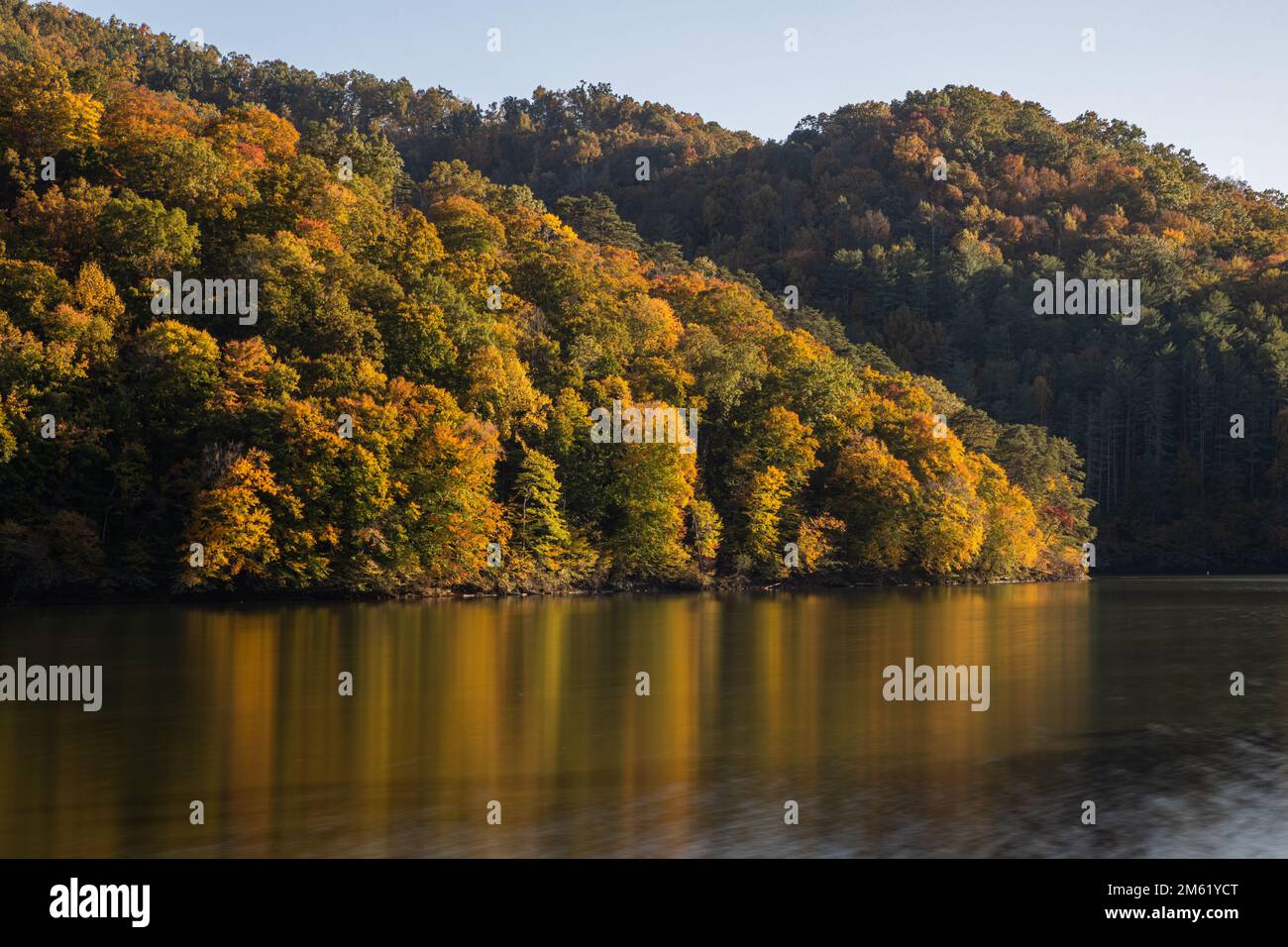 Feuillage d'automne au-dessus d'un petit lac dans le centre des Appalaches. Banque D'Images