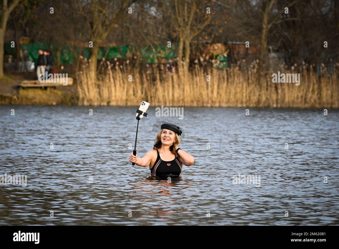 Varsovie Pologne 01st Janvier 2023 Une Femme Prend Un Selfie Avec varsovie-pologne-01st-janvier-2023-une-femme-prend-un-selfie-avec