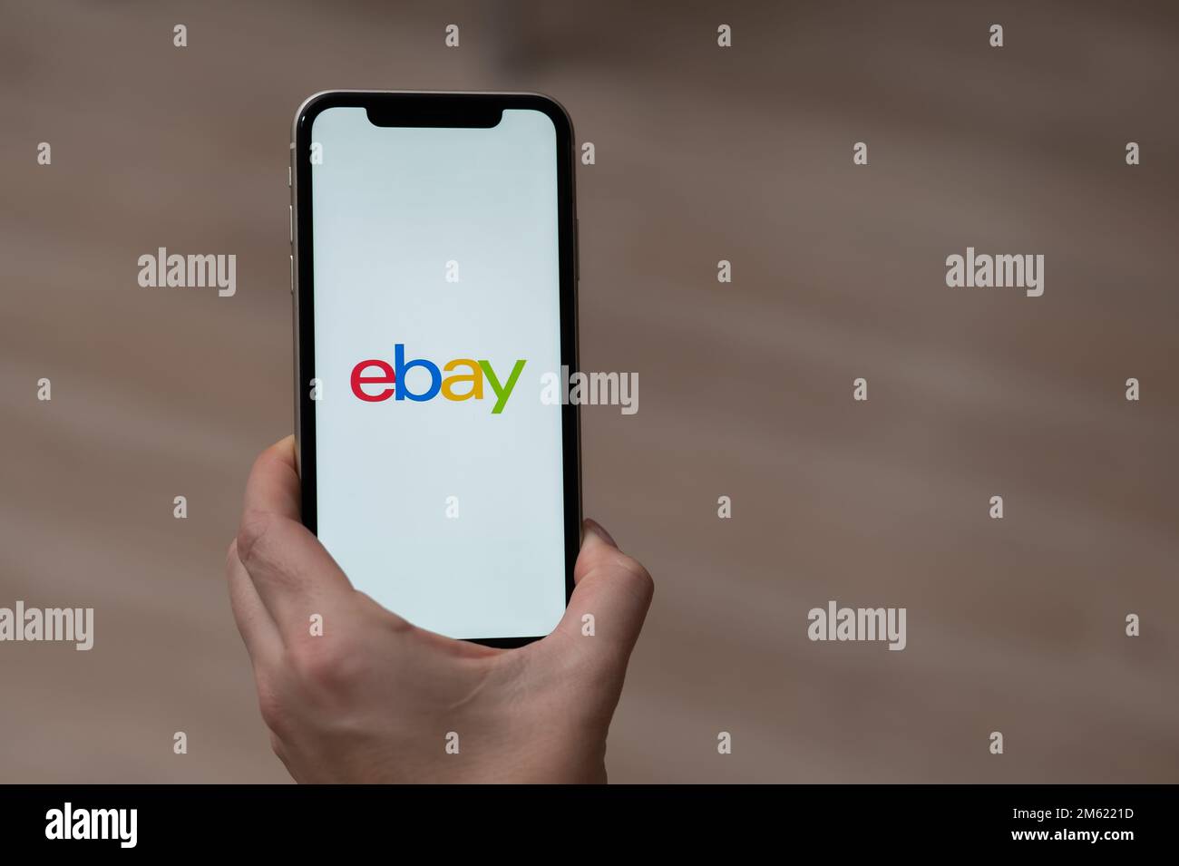 3 décembre 2022, Almaty, Kazakhstan : une femme possède un smartphone avec une application eBay. Banque D'Images 3 décembre 2022, Almaty, Kazakhstan : une femme possède un smartphone avec une application eBay. Banque D'Images
