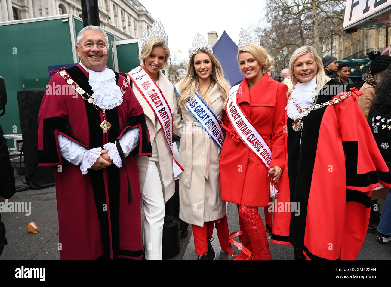 Londres, Royaume-Uni. 01st janvier 2023. Trish Fivey - Sutton libéral Démocrates et Miss Grande-Bretagne 2023 se joignent à la parade annuelle du nouvel an de Londres avec des centaines de flotteurs sur 1 janvier 2023 dans le centre de Londres, au Royaume-Uni. Crédit : voir Li/Picture Capital/Alamy Live News Banque D'Images