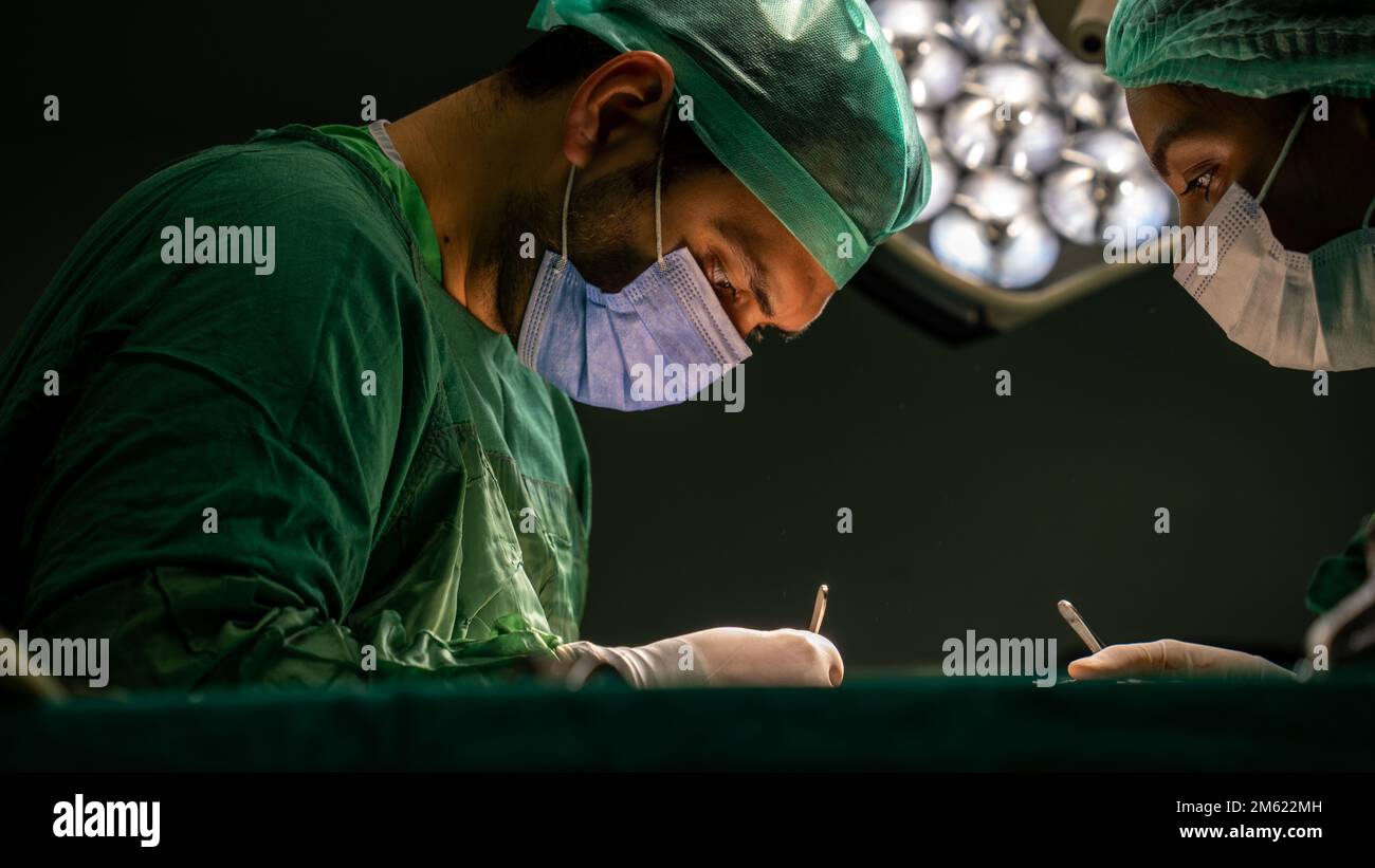 chirurgie de rhinoplastie, défauts dans la forme du nez chez la patiente. Intervention chirurgicale en chirurgie plastique rhinoplastie Banque D'Images