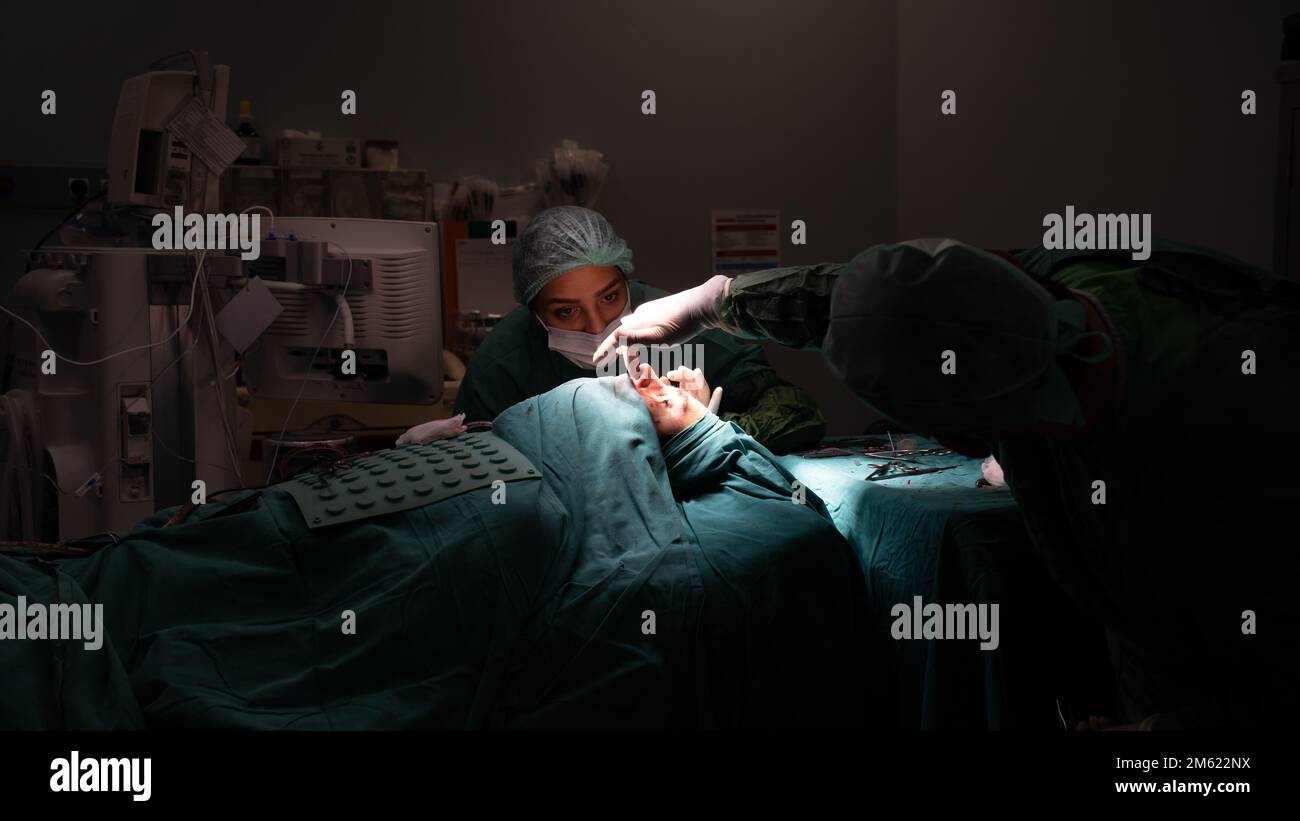 chirurgie de rhinoplastie, défauts dans la forme du nez chez la patiente. Intervention chirurgicale en chirurgie plastique rhinoplastie Banque D'Images