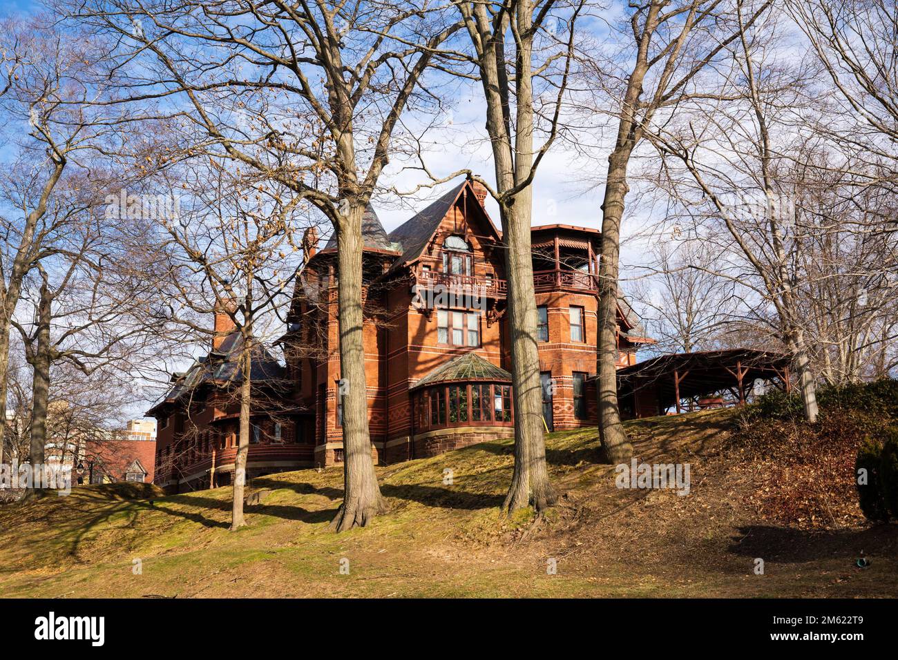 Hartford, Connecticut - États-Unis - 28 décembre 2022 vue de la maison historique Mark Twain. Demeure de Samuel Langhorne Clemens de 1874 à 1891. Conçu par Edward Tucker Banque D'Images Hartford, Connecticut - États-Unis - 28 décembre 2022 vue de la maison historique Mark Twain. Demeure de Samuel Langhorne Clemens de 1874 à 1891. Conçu par Edward Tucker Banque D'Images