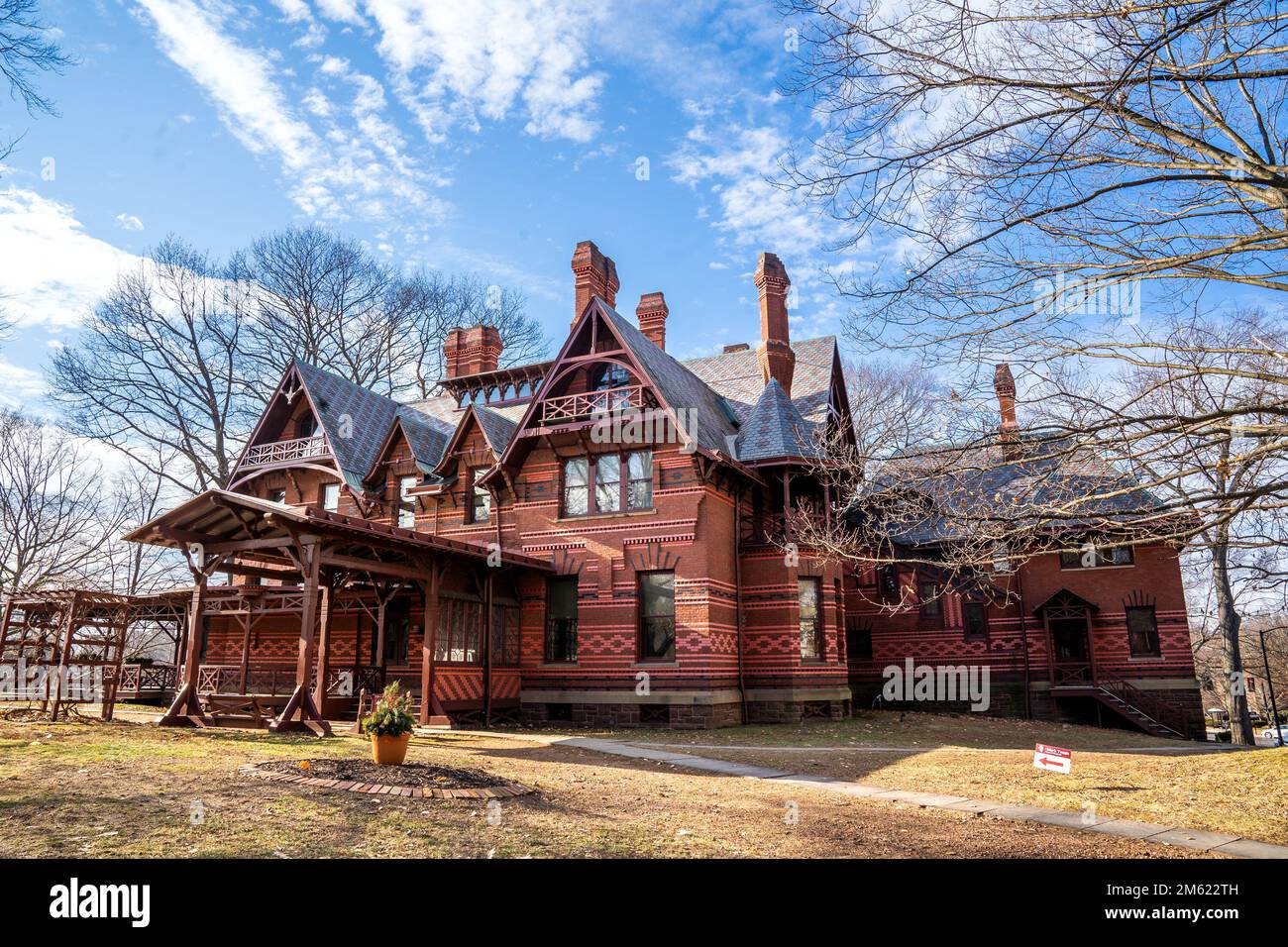Hartford, Connecticut - États-Unis - 28 décembre 2022 vue de la maison historique Mark Twain. Demeure de Samuel Langhorne Clemens de 1874 à 1891. Conçu par Edward Tucker Banque D'Images Hartford, Connecticut - États-Unis - 28 décembre 2022 vue de la maison historique Mark Twain. Demeure de Samuel Langhorne Clemens de 1874 à 1891. Conçu par Edward Tucker Banque D'Images