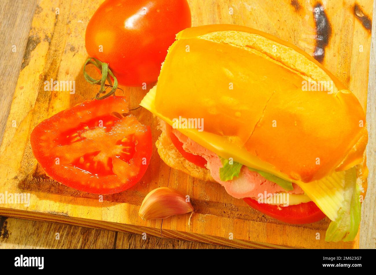 Sandwich aux tomates sur la table Banque D'Images