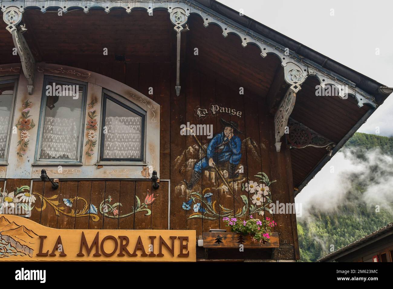Détail de la façade en bois d'un restaurant typique de style savoyard  décoré de peintures murales dans le centre de Chamonix, haute Savoie,  France Photo Stock - Alamy