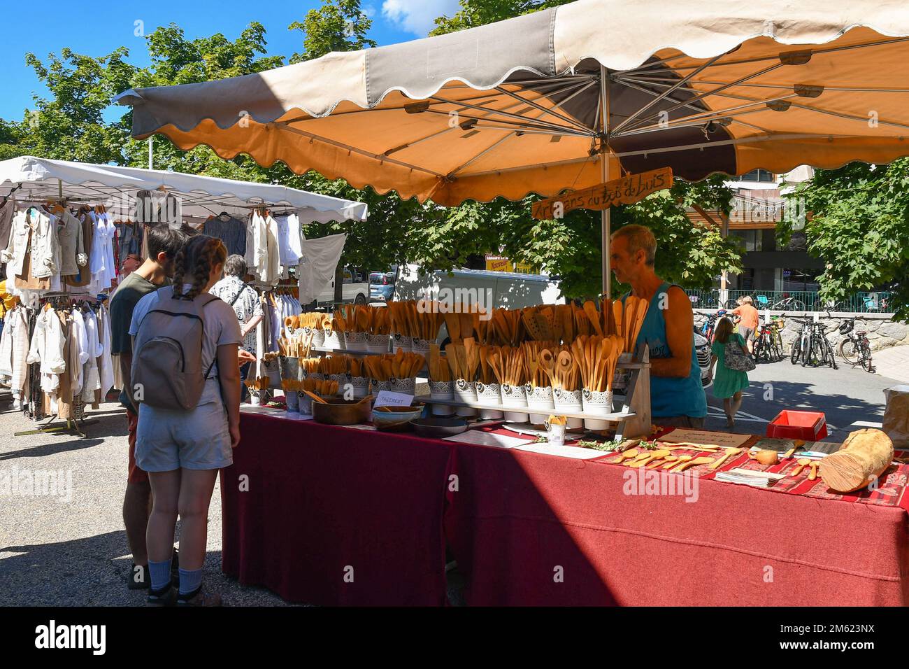Outils en bois faits à la main en vente sur le marché de la rue de Chamonix en été, haute Savoie, France Banque D'Images