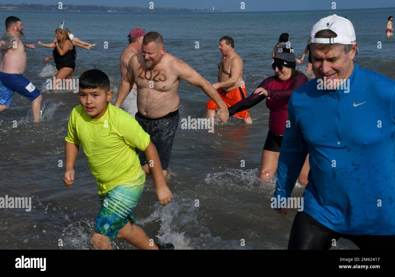 Racine, Wisconsin, États-Unis. 1st janvier 2023. Les températures étaient relativement basses pour la plongée polaire Splash and Dash annuelle de 30th dans le lac Michigan à racine, Wisconsin Sunday 1 janvier 2023. La température de l'air était dans la basse 40s et la température de l'eau était de 36,9 degrés. De nombreuses années, il y a des feuilles de glace sur les sables de North Beach, menant à l'eau. L'événement bénéficie à plusieurs organismes de bienfaisance locaux. Crédit : ZUMA Press, Inc./Alay Live News Banque D'Images