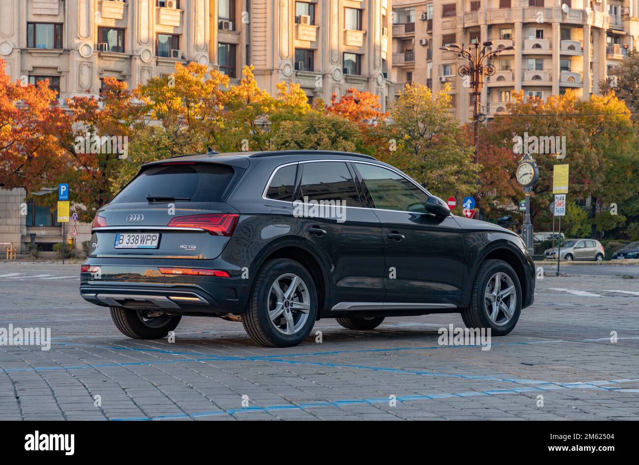 Une photo d'une Audi Q5 4,0 TDI au lever du soleil. Banque D'Images