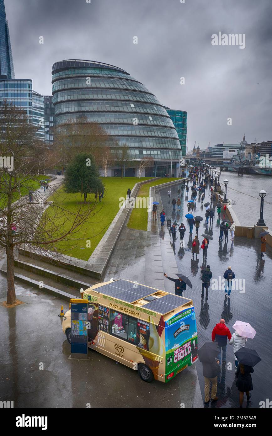 rivière thames london bankside sous la pluie. Londres sous la pluie. Ancien hôtel de ville Banque D'Images