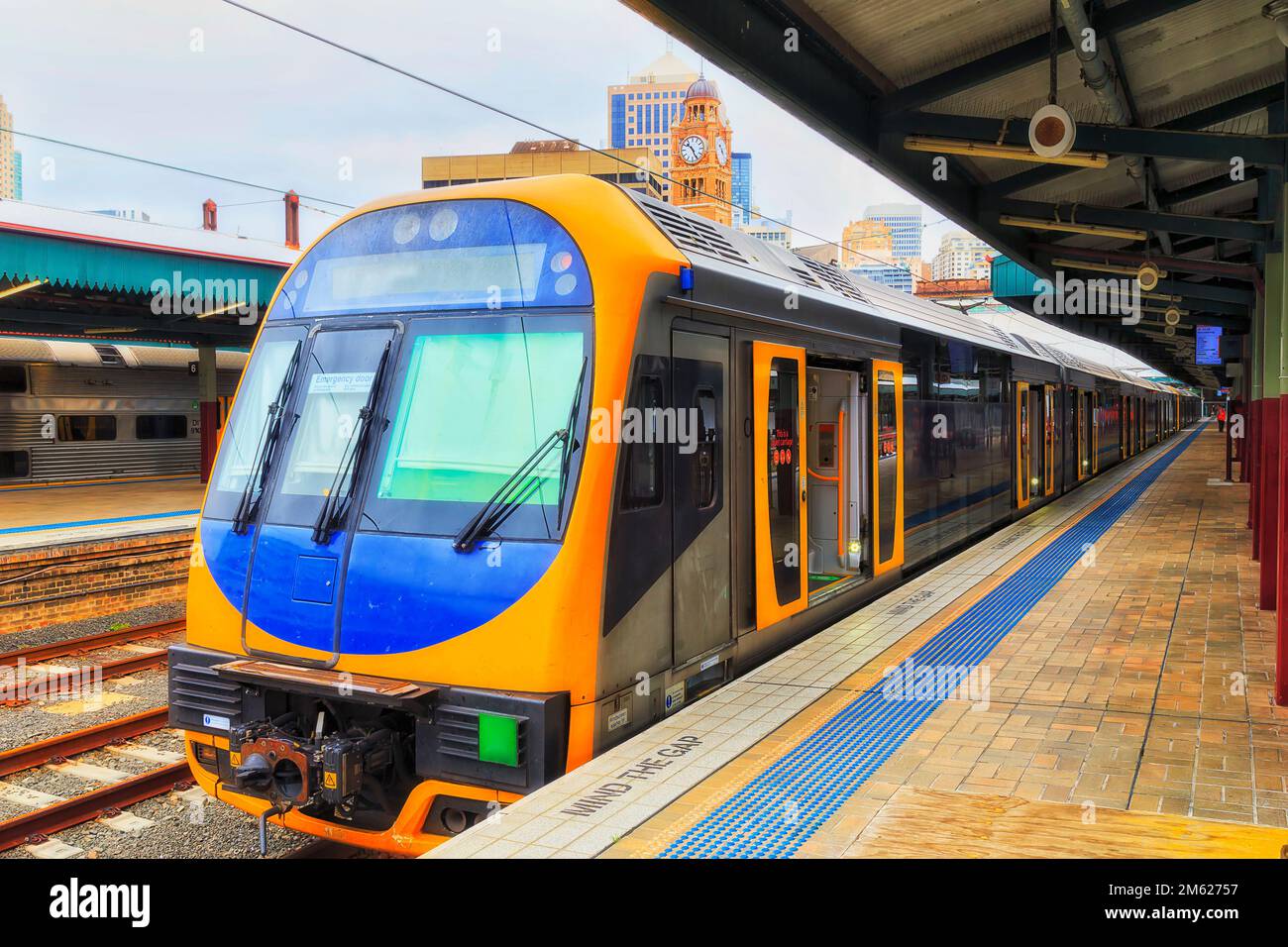 Cabine multiplace du train de voyageurs à la plate-forme d'embarquement de la gare centrale de Sydney, Australie. Banque D'Images