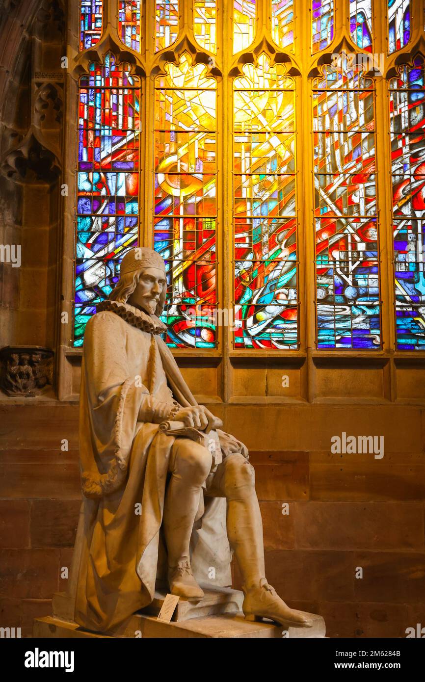 Vitraux,Statue,de,Humphrey,Chetham,In,at,Cathedral,Manchester,religion,religieux,bâtiment,Eglise d'Angleterre,intérieur,Deansgate,Manchester,ville,centre-ville,Centre,Nord-Ouest, Angleterre,Nord-Ouest, Angleterre,Anglais,ville anglaise,Leveling,Greater Manchester, GB,Grande-Bretagne,Grande-Bretagne,britannique,Royaume-Uni,Angleterre, Banque D'Images