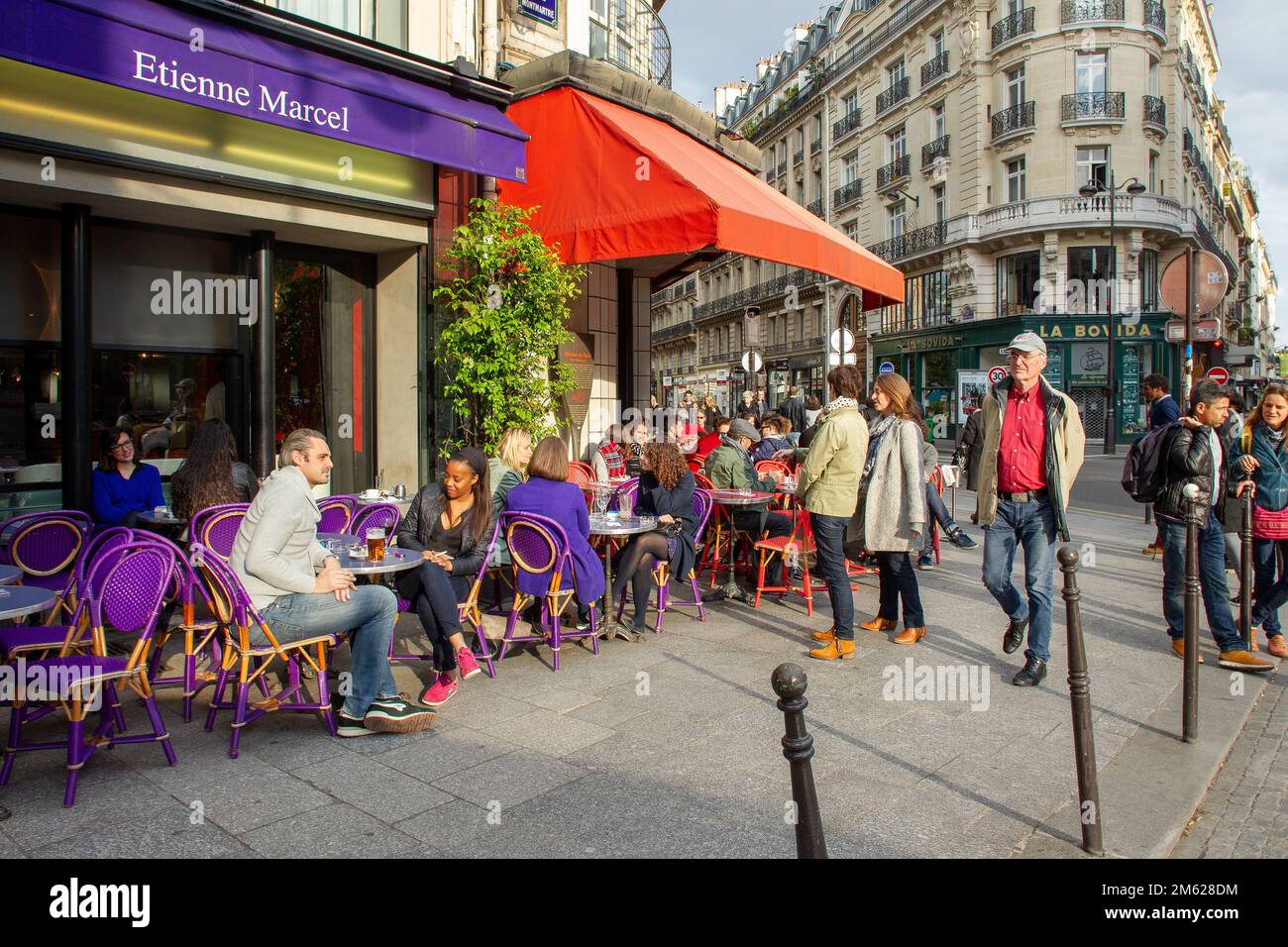 15-05-2016 Paris, France. rue café sur Montmartre rue - couple de femme noire et homme blanc - ensoleillé mai jour Banque D'Images