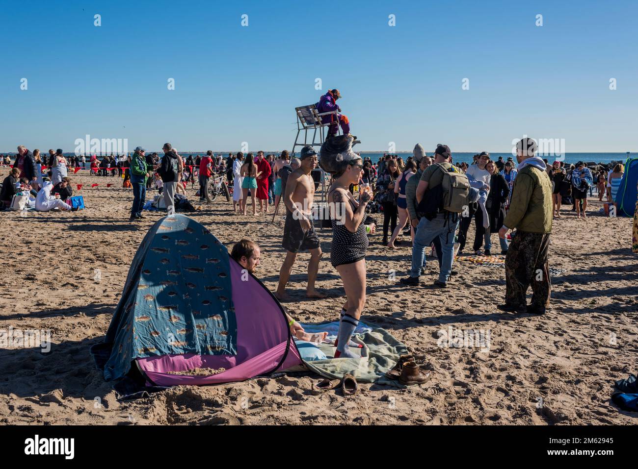 Brooklyn, New York - 1 janvier 2023 : 2023 Coney Island Polar Bear Club le jour de l'an plongée, Coney Island, Brooklyn, New York. Banque D'Images