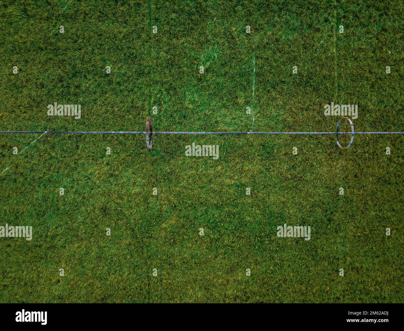 Arroseurs d'eau irriguant un champ. Banque D'Images