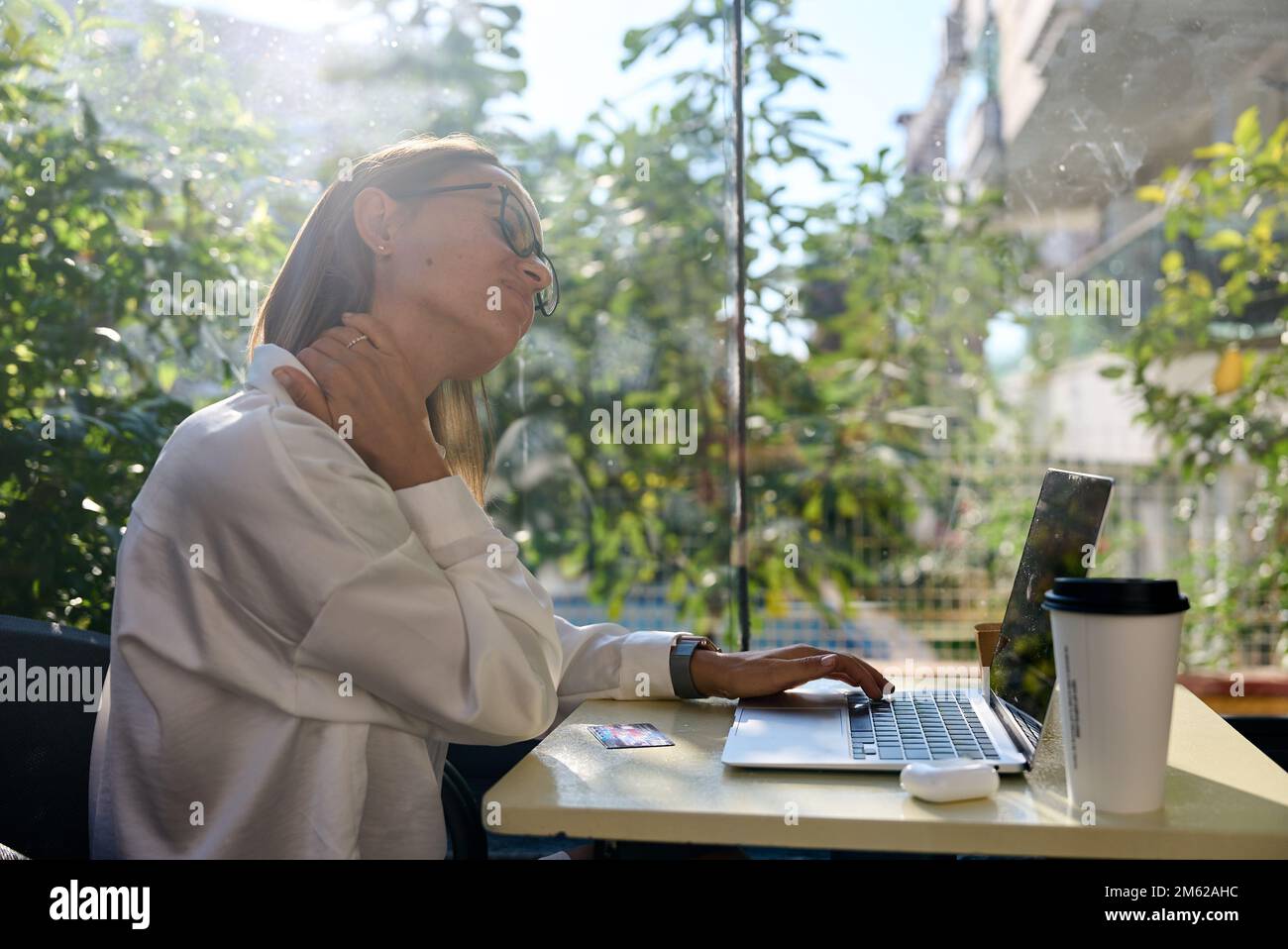 Femme architecte, ordinateur portable et douleur de cou dans le stress, l'épuisement ou surtravaillé au bureau. Femme caucasienne souffrant de mal de cou, d'inflammation Banque D'Images