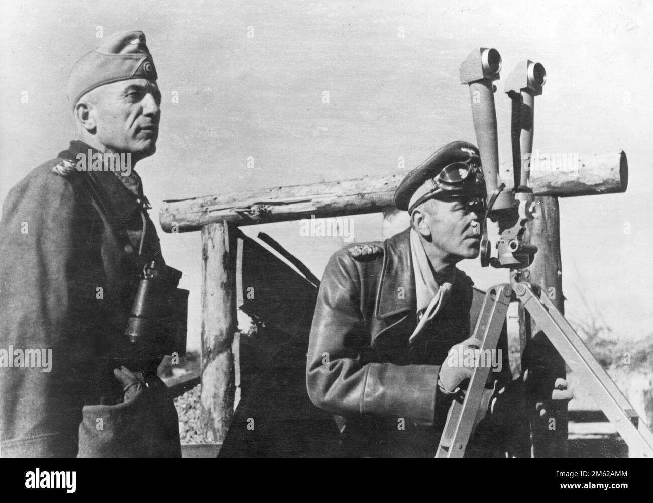 Le général Friedrich Paulus observe la situation à l'avant à travers les jumelles Scherenfernrohr SF09 ciseaux. À côté de lui se trouve le général Hermann Hoth. Paulus était le général qui avait le commandement global de l'armée de 6th qui a été entièrement perdue à Stalingrad. Hoth était un chef de l'Armée Panzer Banque D'Images