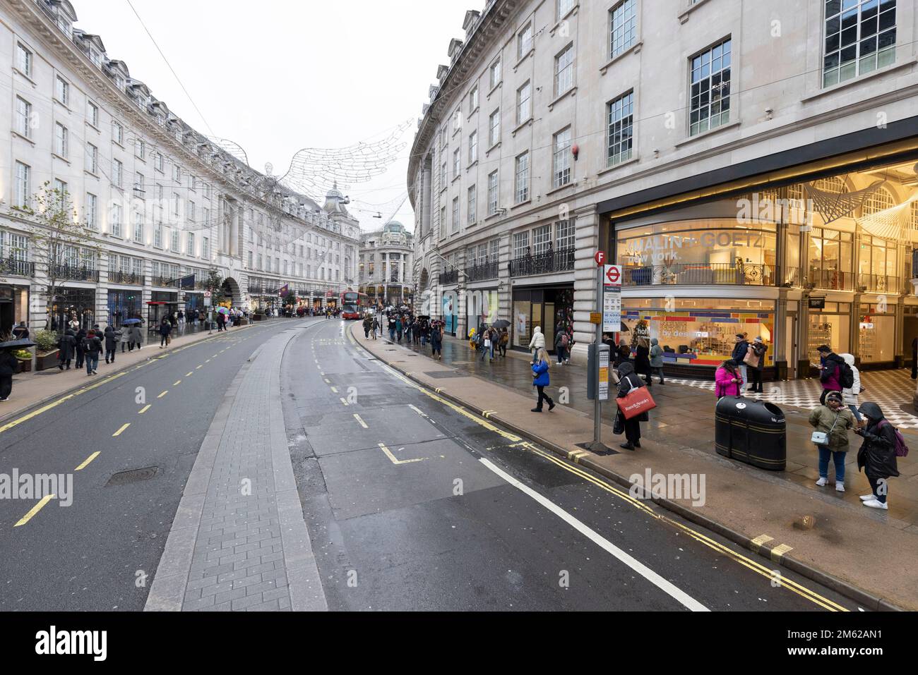 Plusieurs grandes rues commerçantes sont considérées comme relativement calmes cet après-midi, un jour avant la veille de Noël. Photo prise le 23rd décembre 2022. © Belinda J. Banque D'Images