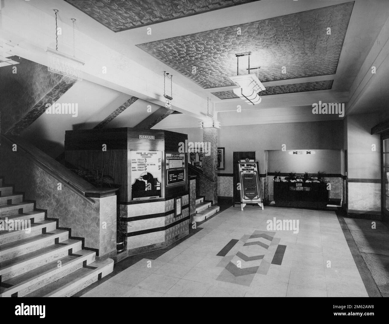 Billetterie et foyer de l'Apollo Cinema, Albert Road, Southsea, Angleterre après avoir rouvert sur 1 août 1936 après son agrandissement dans un cinéma de 1 455 places avec panneau publicitaire son film actuel CHOSES À VENIR réalisateur WILLIAM CAMERON MENZIES roman / scénario H.G. 1936 Musique de puits Arthur Bliss producteur Alexander Korda London film Productions / United Artists Banque D'Images