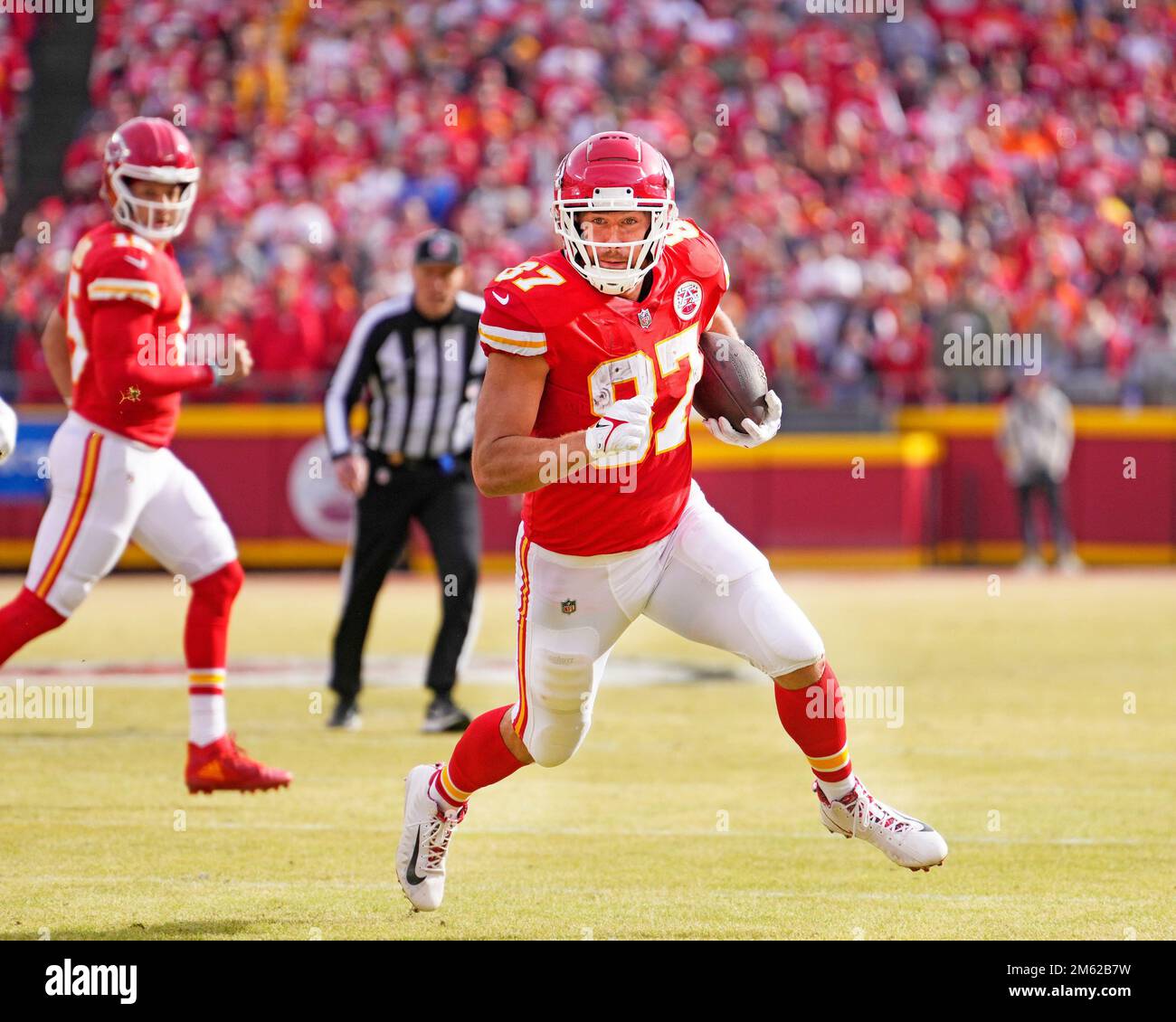 Kansas City, États-Unis. 01st janvier 2023. Kansas City Chiefs Tight End Travis Kelce (87) se dirige vers la ligne de but après une prise au stade Arrowhead à Kansas City, Missouri, samedi, 1 janvier 2023. Photo de Jon Robichaud/UPI crédit: UPI/Alay Live News Banque D'Images Kansas City, États-Unis. 01st janvier 2023. Kansas City Chiefs Tight End Travis Kelce (87) se dirige vers la ligne de but après une prise au stade Arrowhead à Kansas City, Missouri, samedi, 1 janvier 2023. Photo de Jon Robichaud/UPI crédit: UPI/Alay Live News Banque D'Images